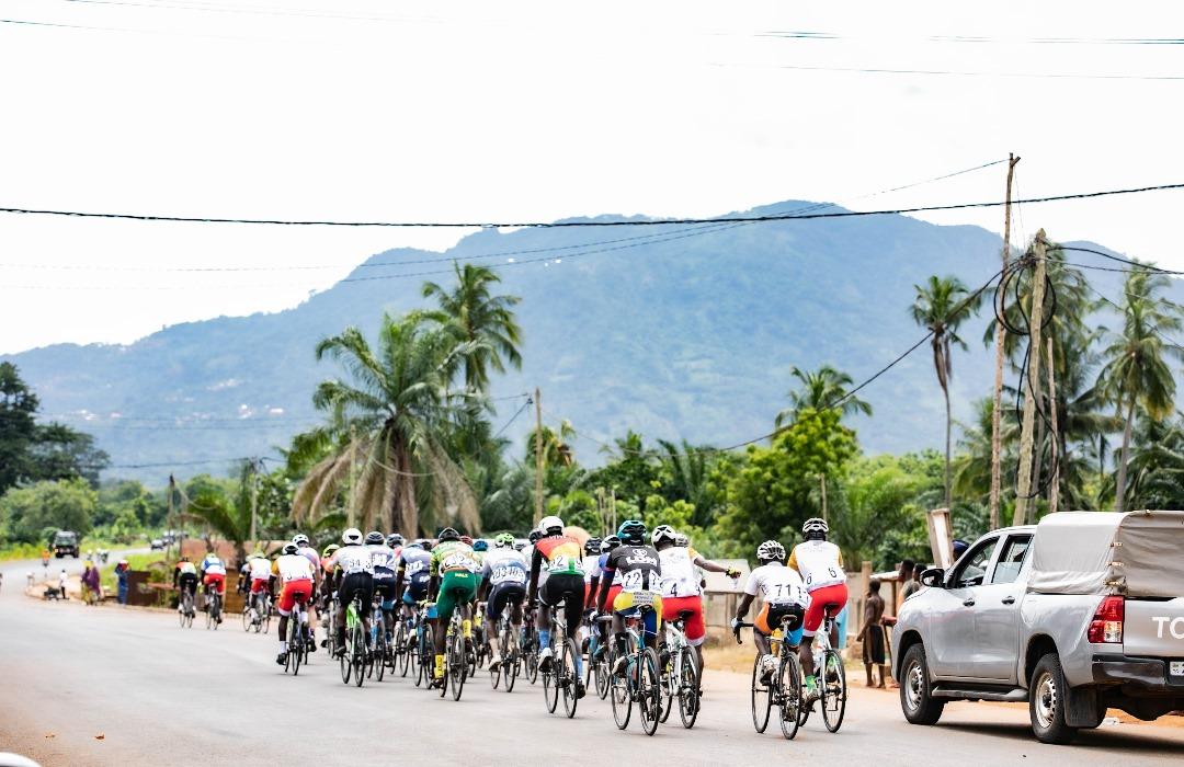 Le peloton selance sur les routes togolaises pour la premiere etape du Tour